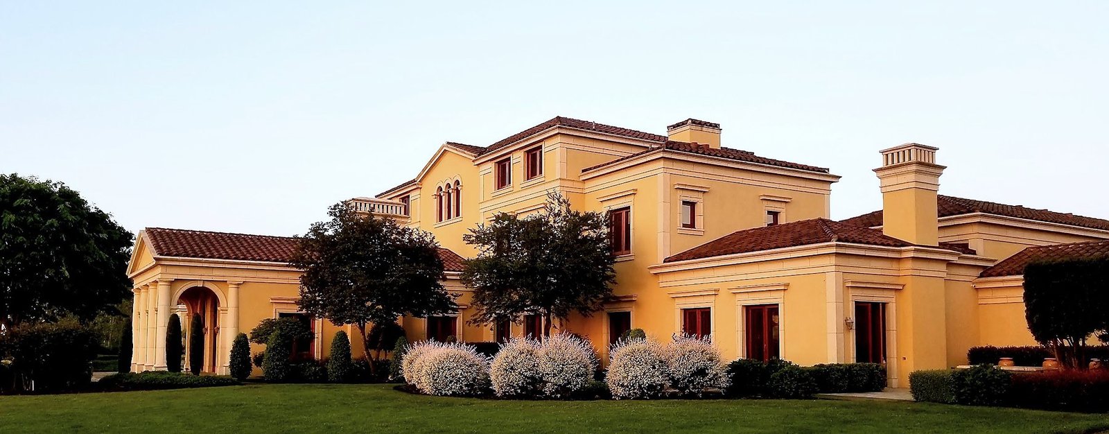 Front facade of Del Mar Villa